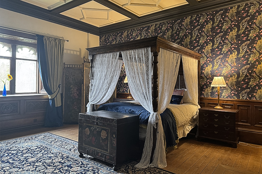 four poster bed